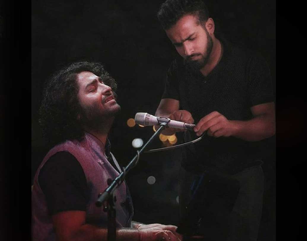 অরিজিৎ সিংহের গান গাওয়ার মাইক্রোফোন ঠিক করছেন তিনি, ফোটোশপ করে এমন একটি ছবিও পোস্ট করেছেন তিনি।