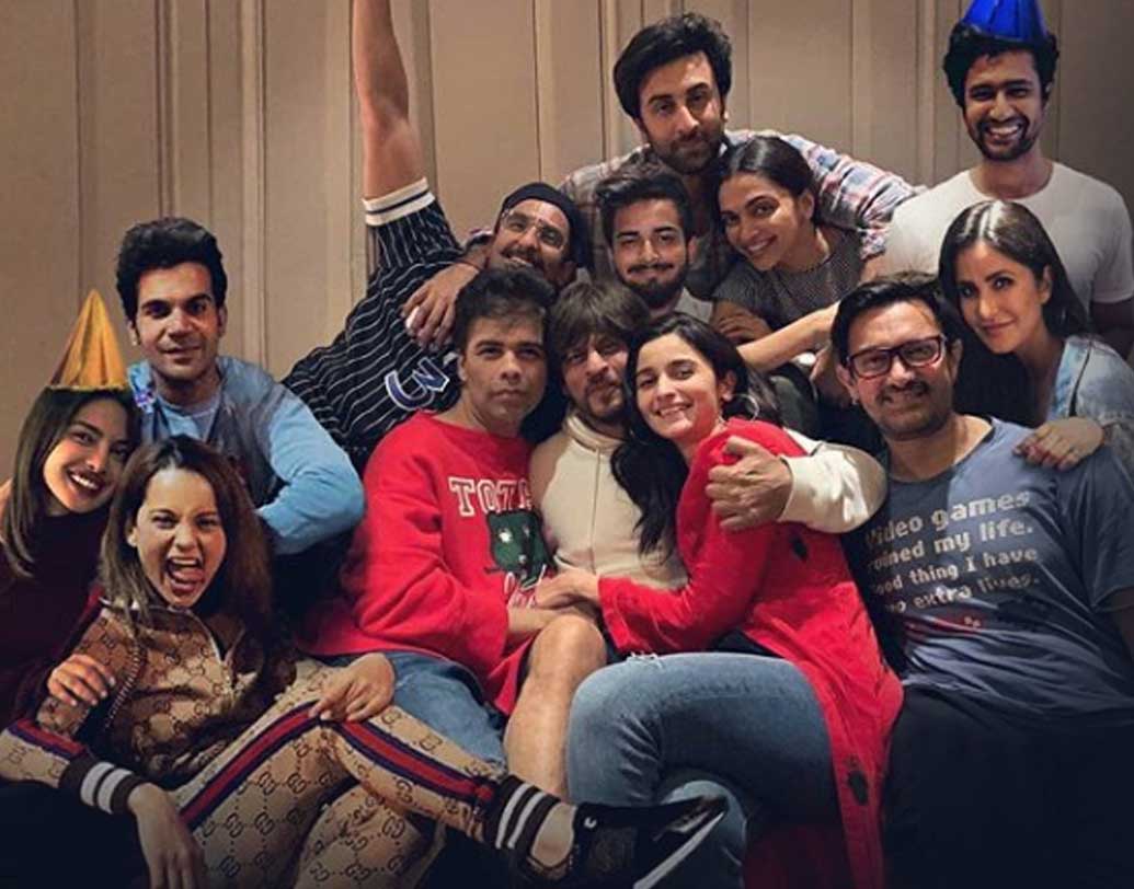 কর্ণ জোহরের সঙ্গে বলি সেলেবদের দিওয়ালি সেলেব্রেশনের ছবিতে শাহরুখ খানের মাথার উপরেই নিজের ছবি বসিয়ে দিয়েছেন তিনি।