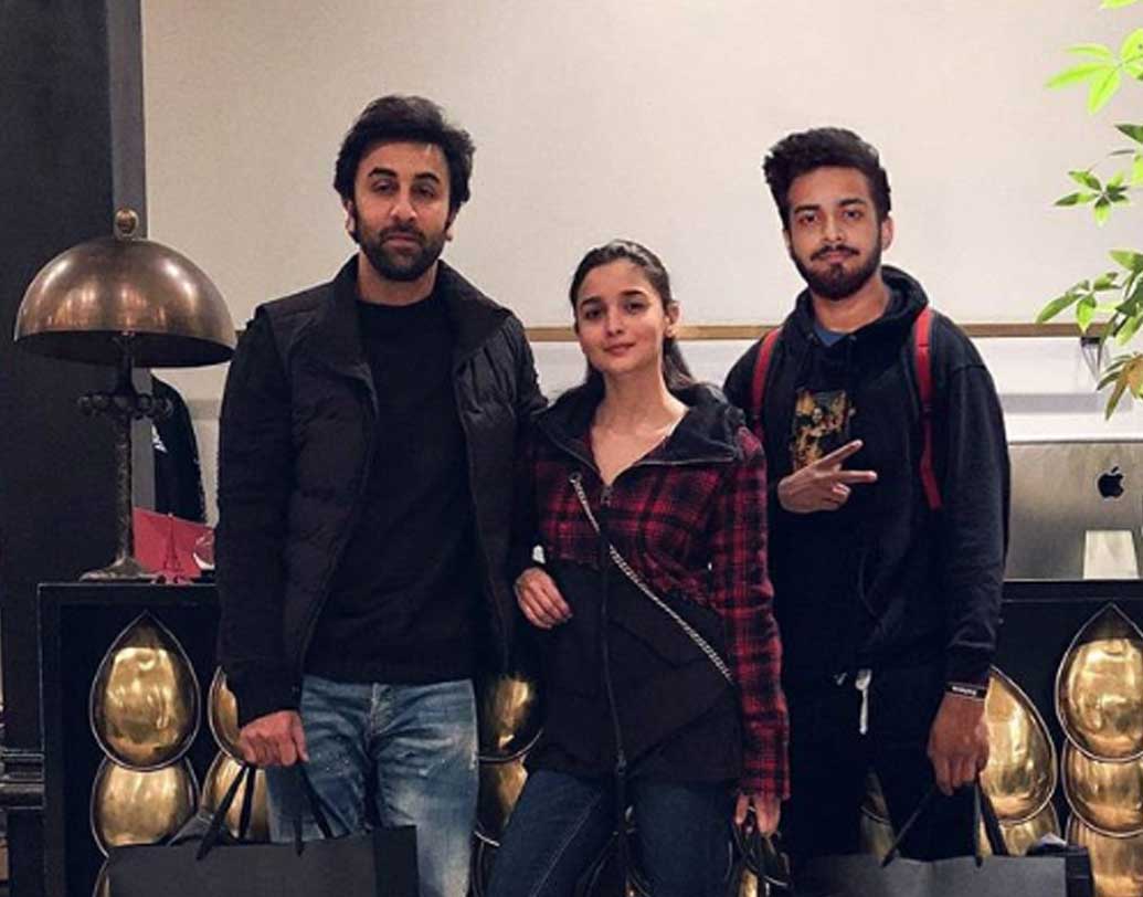 ‘শপিং ডান ফর বিগেস্ট ওয়েডিং ফর দ্য ইয়ার’ ইতালিতে নিজের ‘ভালবাসার মানুষ’-দের সঙ্গে যাচ্ছেন আলিয়া-রণবীর এমনটা লিখেও গোবিন্দ দিব্যি তাঁদের পাশে নিজেকে বসিয়ে দিয়েছেন ফোটোশপে।