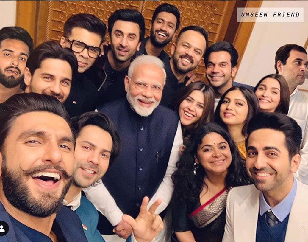 সবচেয়ে ভাইরাল ছবিটি হল কর্ণ জোহর, রণবীর সিংহ, রাজকুমার রাওদের সঙ্গে নরেন্দ্র মোদীর সেলফি। এই ছবিতে অন্যদিকে মুখ ফেরানো রাহুল গাঁধীর ছবি পোস্ট করে লিখেছেন, ‘সারাদিন আড্ডা, গসিপ আরও অনেক কিছু’।