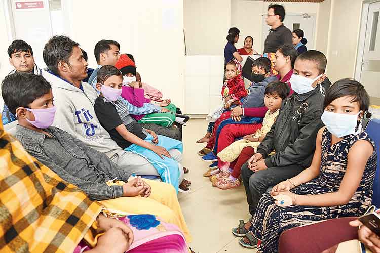অপেক্ষা হাসপাতালে ক্যানসার আক্রান্ত শিশুরা। —নিজস্ব চিত্র।