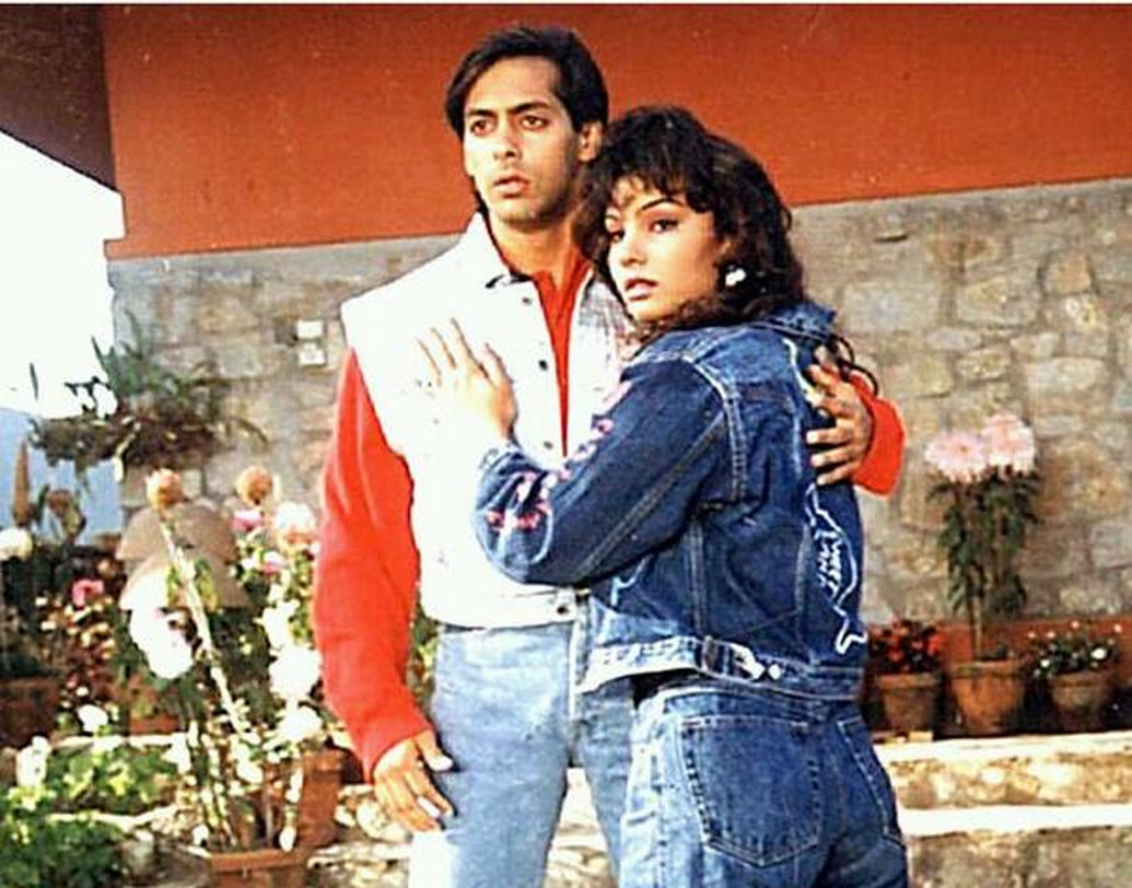 সঙ্গীতার সঙ্গে সম্পর্কে থাকাকালীনই অভিনেত্রী সোমি আলির সঙ্গে ঘনিষ্ঠতা শুরু ভাইজানের। সোমি একটি সাক্ষাৎকারে বলেন, সলমনই তাঁর প্রথম প্রেম।