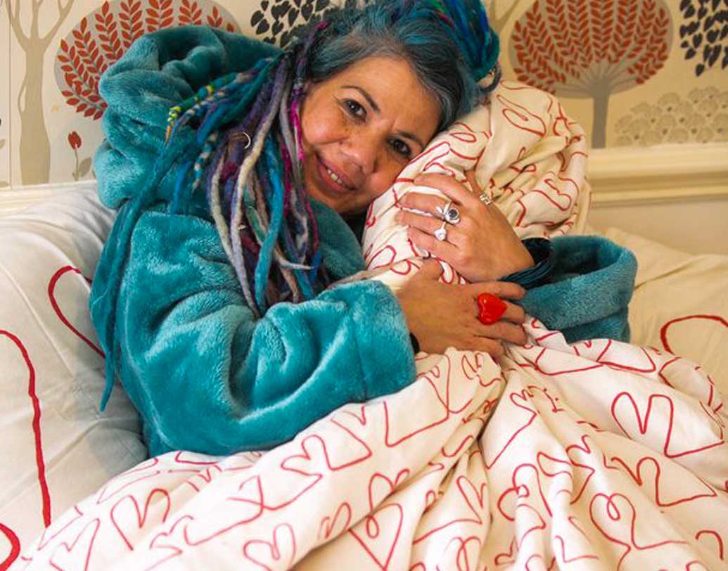 পাস্কাল সেলিক। নিজের ডুভেট বা লেপকে বিয়ে করেছেন এই মহিলা। এই লেপটির সঙ্গেই তিনি জীবনের সবথেকে ঘনিষ্ঠ ও বিশ্বাসযোগ্য সম্পর্কে ছিলেন বলে জানিয়েছেন পাস্কাল। ৪৯ বছর বয়সে রীতিমতো ধুমধাম করে লেপটিকে বিয়ে করতে চলেছেন তিনি।