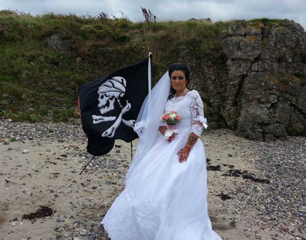 আমান্দা স্প্যারো লার্জ। জাগতিক পুরুষদের আর ভাল লাগছিল না এই আইরিশ মহিলার। অবশেষে ১৮ শতকের এক হাইতিয়ান জলদস্যুর প্রেতাত্মার মধ্যে নিজের ভালবাসা খুঁজে পাওয়ার দাবি করেছিলেন ৪৬ বছরের আমান্দা। সেই প্রেতাত্মার নাম জ্যাক বলে জানিয়েছেন তিনি। কিন্তু বছর ঘুরতে না ঘুরতেই দেখলেন সব কিছু যেন ঠিকঠাক চলছে না। অগত্যা সেই প্রেতাত্মার সঙ্গে ‘বিচ্ছেদ’-ও হয়ে যায় তাঁর।