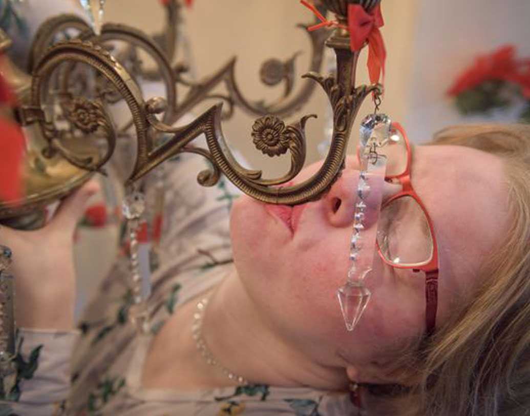 আমান্দা লিবার্টি। ঝাড়বাতিকে বিয়ে করেছিলেন লিডস-এর এই যুবতী। জার্মানি থেকে কেনা ঝাড়বাতিটিকে দেখেই সেটির প্রেমে পড়ে যান বলে জানিয়েছেন আমান্দা। এর আগে ১৪ বছর বয়সে তিনি একটি ড্রামস সেটের প্রেমেও পড়েছিলেন বলে স্বীকার করেছেন আমান্দা।