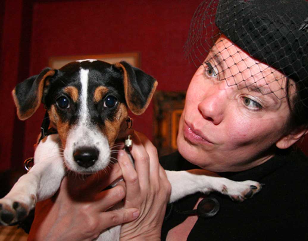 আমান্দা রজার্স। কুকুরপ্রেমী এই আমান্দা ২০১২ সালে বিয়ে করেছিলেন তাঁর পোষ্য ‘শেবা’কে। এর আগে ২০ বছর আগে দক্ষিণ লন্ডন নিবাসী আমান্দার বিয়ে হয় যাঁর সঙ্গে, সেই বিয়ে দীর্ঘস্থায়ী হয়নি। তার পরেই নিজের পোষ্যকে প্রায় ২০০ জন অতিথির সামনে বিয়ে করেন তিনি।