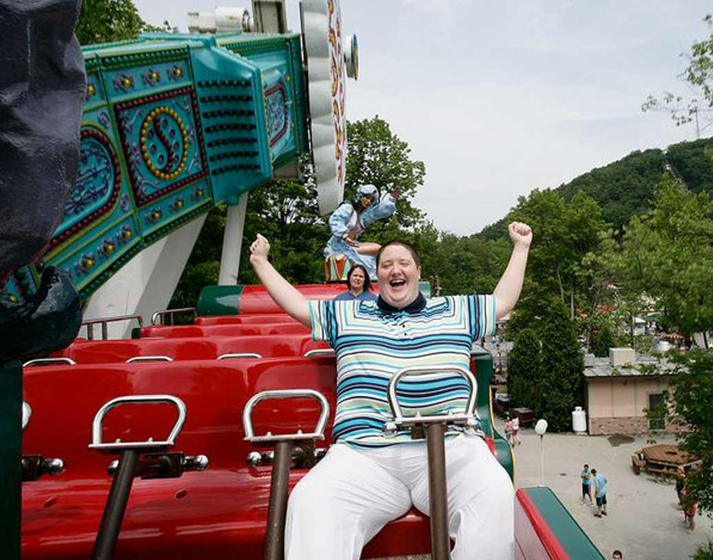 অ্যামি উলফ। আনন্দ করতে ভয়ানক ভালবাসেন এই মহিলা। তাই সারাক্ষণ হইচই আর মজার মধ্যে থাকতে নিউইয়র্কের এই বাসিন্দা বিয়ে করেন পেনসিলভেনিয়ার একটি স্থায়ী মেলার মাঠের একটি ইলেক্ট্রিক নাগরদোলাকে।