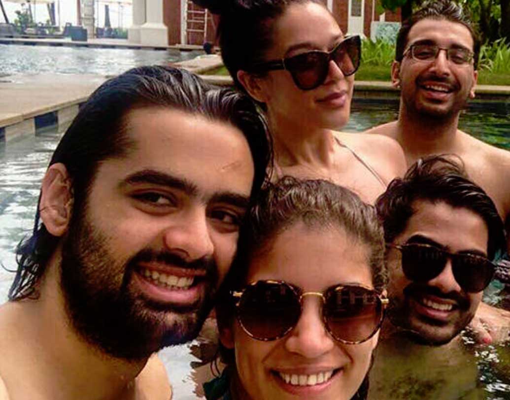 তবে শুধু পরশ নন, কৃষ্ণার আরও কয়েক জন বন্ধুও গিয়েছিলেন বেড়াতে।