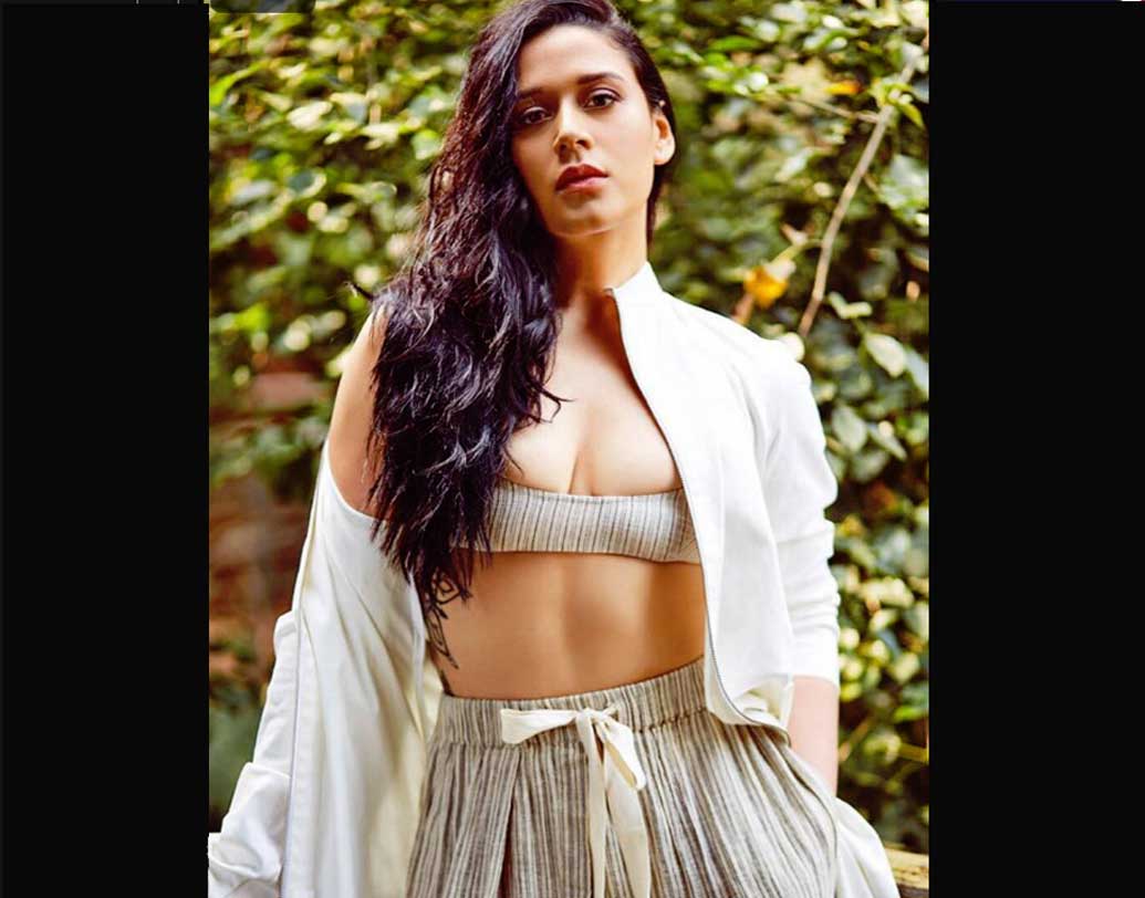 শুধুমাত্র একটি পালাজো ও ক্রপ টপ, জ্যাকেটে ফ্যাশনিস্তা কৃষ্ণাকে অসাধারণ লাগছে, এমনটাই বলেছেন নেটিজেনরাও।