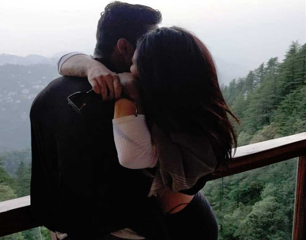 কৃষ্ণার সঙ্গে জন্মদিনে তাইল্যান্ডে গিয়েছিলেন তিনি। সেখানে একটি রিসর্টেও দু’জনের ঘনিষ্ঠ ছবি পোস্ট হয়েছে।