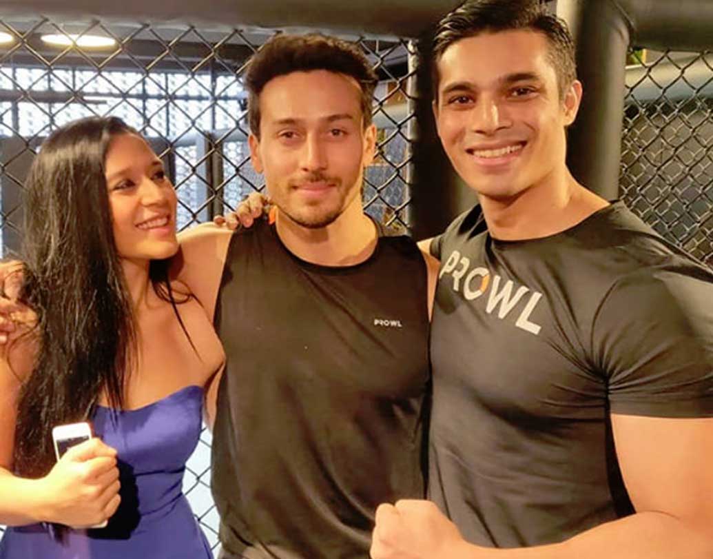 বলি মহল সূত্রে খবর, মডেল ও ফিটনেস ট্রেনার পরশের সঙ্গে ফিটনেস ফ্রিক কৃষ্ণার সম্পর্কের রসায়নটাও চমৎকার। টাইগার শ্রফের সঙ্গেও পরশের সম্পর্ক অত্যন্ত ভাল। কিন্তু কৃষ্ণা বা শ্রফ পরিবারের কেউই এই বিষয়ে নিয়ে কিছু শেয়ার করেননি কখনও।