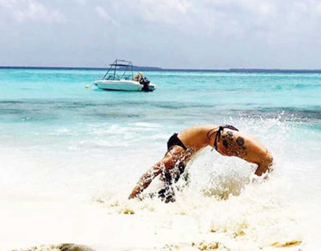 সম্প্রতি তাইল্যান্ডের বিচে পরশকে জড়িয়ে ধরে চুমু খাওয়ার একটি ছবি পোস্ট করেছেন কৃষ্ণা। সমু্দ্র দেখলেই নাকি স্থির থাকতে পারেন না কৃষ্ণা।বলি সূত্রে খবর, এই সম্পর্ক নিয়ে অত্যন্ত সিরিয়াস দু’জনেই। ভাই টাইগারের ছবি ‘মুন্না মাইকেল’-এ সাবির খানকে অ্যাসিস্ট করেছেন কৃষ্ণা।