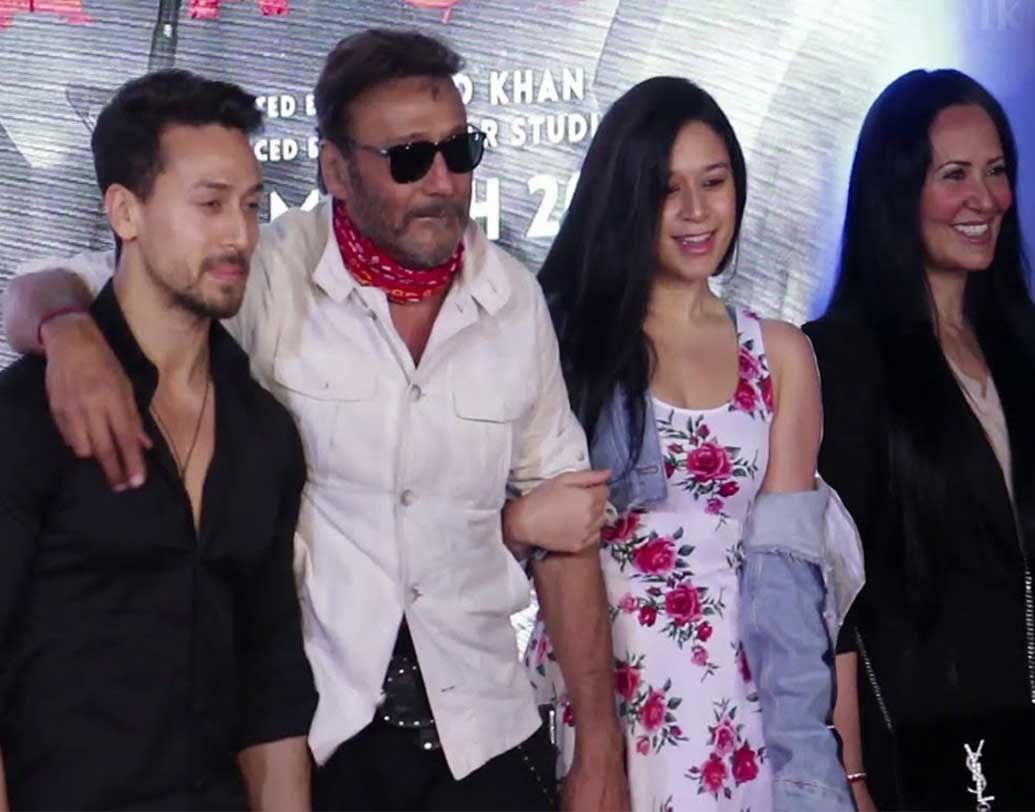 অভিনয় করবেন, নাকি ক্যামেরার পিছনেই তিনি স্বচ্ছন্দ তা কখনওই খোলসা করেননি কৃষ্ণা। একের পর এক বোল্ড ফটোশুটে কৃষ্ণাকে দেখে বলিউডের বেশ কয়েক জন পরিচালক নাকি সম্প্রতি জ্যাকিকে অনুরোধ করেছেন মেয়েকে ইন্ডাস্ট্রিতে নিয়ে আসার।