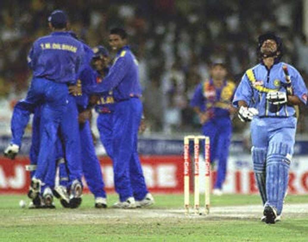 তালিকার এক নম্বরে রেয়েছে ২০০০ সালের ২৯ অক্টোবরে শারজায় ত্রিদেশীয় সিরিজের ম্যাচ। শ্রীলঙ্কার বিরুদ্ধে সে দিন রান তাড়া করতে নেমে ২৬.৩ ওভারে মাত্র ৫৪ রানে গুটিয়ে গিয়েছিল ভারত।