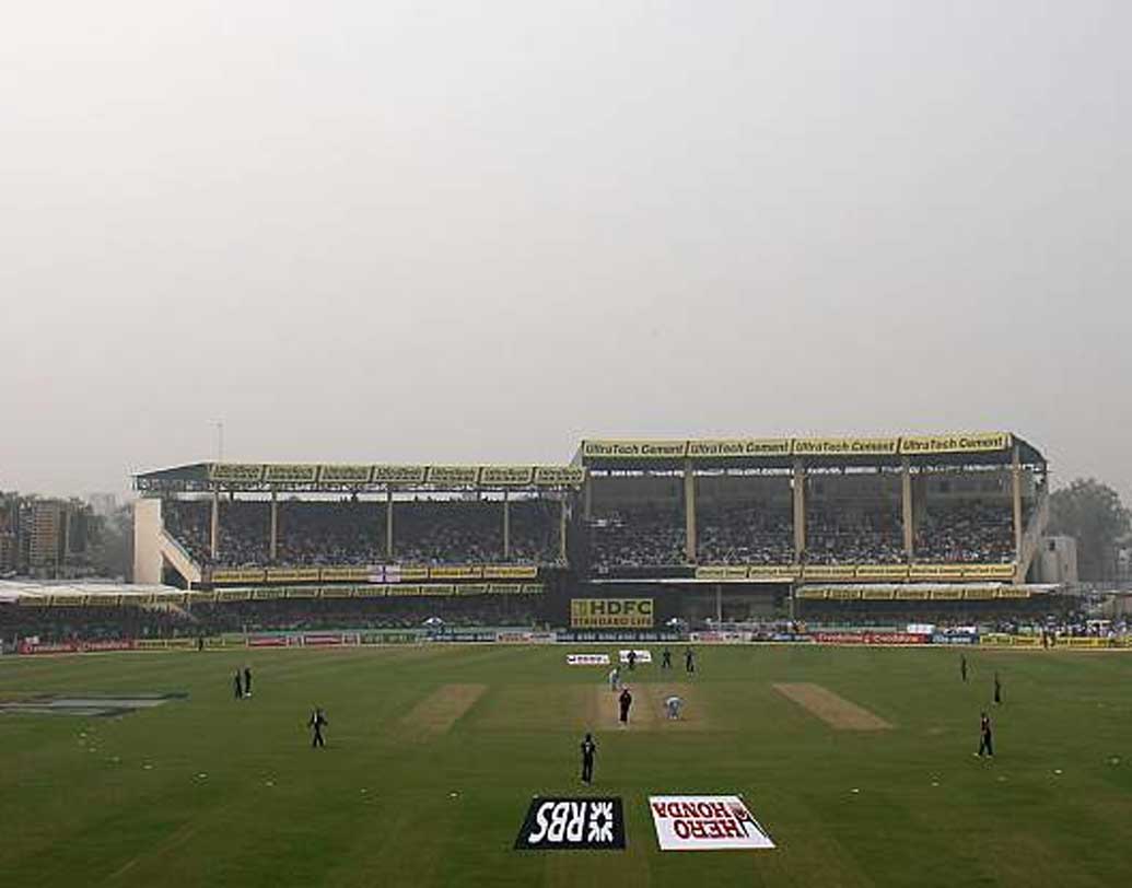 শ্রীলঙ্কার বিরুদ্ধে রান তাড়া করতে নেমে ২৪.১ ওভারে মাত্র ৭৮ রানে গুটিয়ে গিয়েছিল ভারত। ১৯৮৬ সালের ২৪ ডিসেম্বরে কানপুরে এই ম্যাচ হয়েছিল। সর্বনিম্ন স্কোরের তালিকায় এই ম্যাচ তিন নম্বরে।