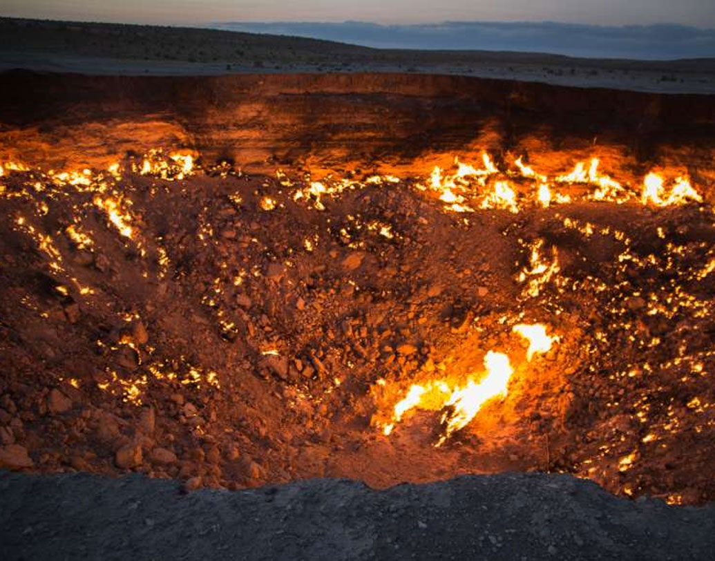 আশগাবাদ থেকে কিছুটা দূরেই রয়েছে এই ‘নরকের দ্বার’! ধূ ধূ মরুভূমির মাঝে ২০ মিটার গভীর একটা রহস্যময় গর্ত। প্রায় ৫০ বছর একটানা আগুন জ্বলছে সেখানে।