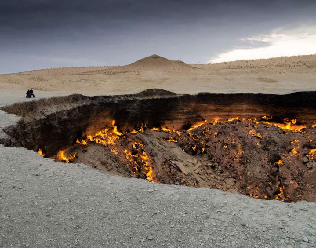 তেল ও প্রাকৃতিক গ্যাসে সমৃদ্ধ এই দেশ। সাবেক সোভিয়েত ইউনিয়নের অধীনে থাকাকালীন ১৯৭১ সালে ভূতত্ত্ববিদরা এখানে গ্যাস নিষ্কাশনের চেষ্টা করেন। কিন্তু সাফল্য আসেনি। এই খোঁড়াখুঁড়ির ফলে সেখানে তৈরি হয় বিশাল এক ক্রেটার বা গর্ত।
