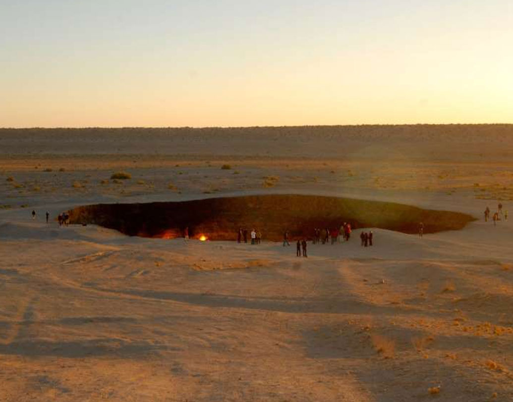 সেই গর্ত থেকে যাতে কোনও ভাবে বিষাক্ত গ্যাস বেরিয়ে আসতে না পারে, সেই জন্য ওই গর্তে আগুন ধরিয়ে দেওয়া হয় এর পর।