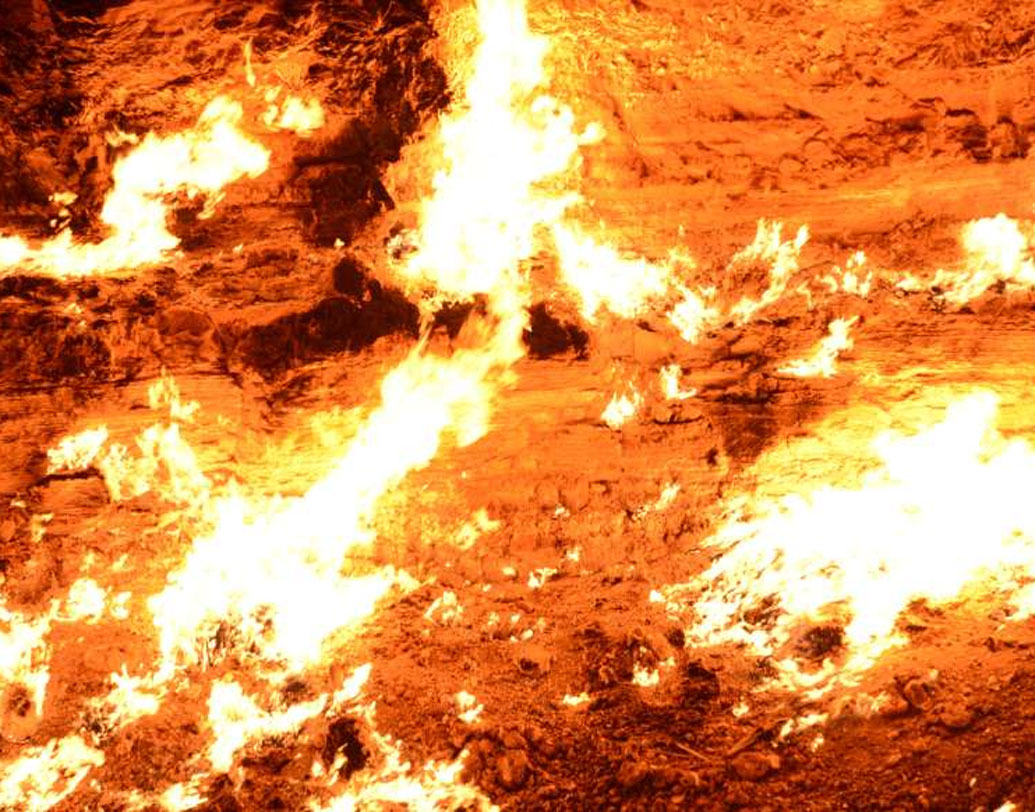 কিন্তু সেই আগুন আর নেভেনি। স্থানীয় ভাষায় এই ক্রেটারকে বলা হয়, নরকের দ্বার বা গেট অব হেল। জন ব্র্যাডলি নামে মার্কিন আলোকচিত্রীর কারণেই এই জায়গার ছবি ছড়িয়ে পড়ে।