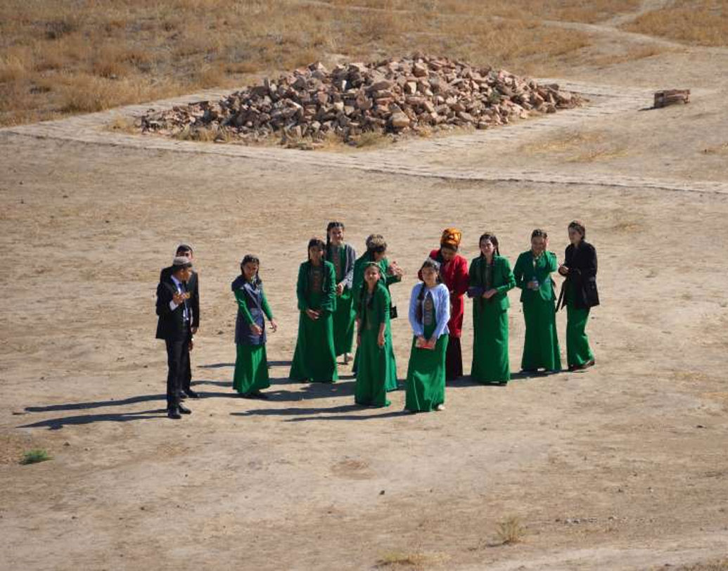কিন্তু নরকের দ্বার দেখতে পর্যটকদের প্রবল উত্সাহে সিদ্ধান্ত বদল করতে বাধ্য হয় সরকার। ওই এলাকার আয়ের অন্যতম উত্সই এই নরকের দ্বার।