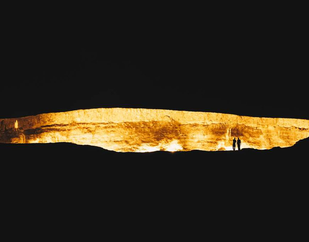 ফাঁকা মরুভূমির মাঝে এই ‘দারভাজা গ্যাস ক্রেটার’ নিয়ে বিস্ময়ের অন্ত নেই।