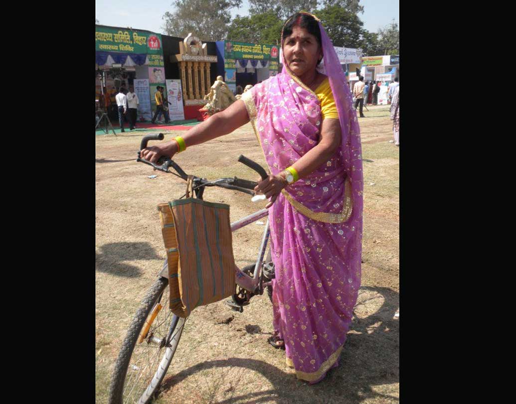 বিহারের মজফফরপুরের প্রত্যন্ত গ্রাম আনন্দপুরের এই কৃষিজীবীর নাম রাজকুমারী দেবী। ৮০ দশকে বারবার বন্যায় কৃষিজমি নষ্ট হয়ে যাওয়ায় সেই জমিতেই চেষ্টার ফলে ধান, গম ফলিয়েছিলেন তিনি। গ্রামীণ মহিলাদের জন্য একটি কেন্দ্র খুলেছেন নিজে। যেখানে জমিকে উর্বর করে তোলার সঙ্গে সঙ্গে জ্যাম, জেলি। আচার তৈরির প্রশিক্ষণও দেওয়া হয়।