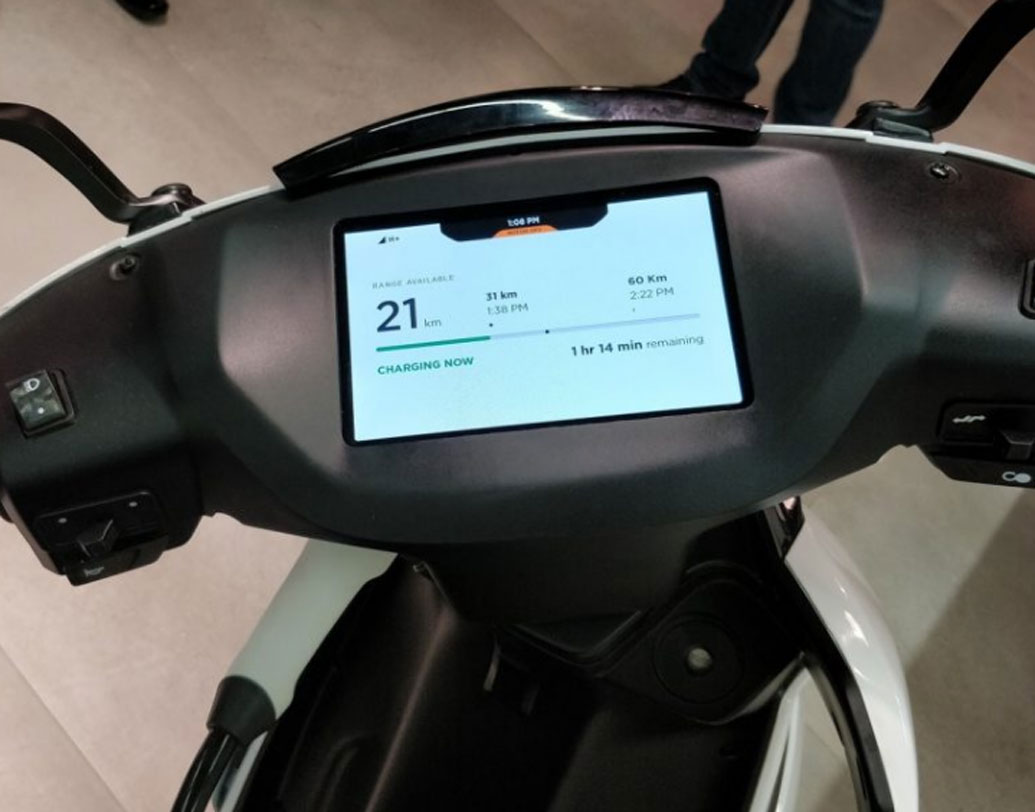 অত্যাধুনিক প্রযুক্তিসম্পন্ন এই স্কুটারে রয়েছে অ্যান্ড্রয়েড পরিচালিত ৭ ইঞ্চি ইনফোটেনমেন্ট টাচ স্ক্রিন। যা পুরোপুরি ওয়াটার ও ডাস্ট প্রুফ।