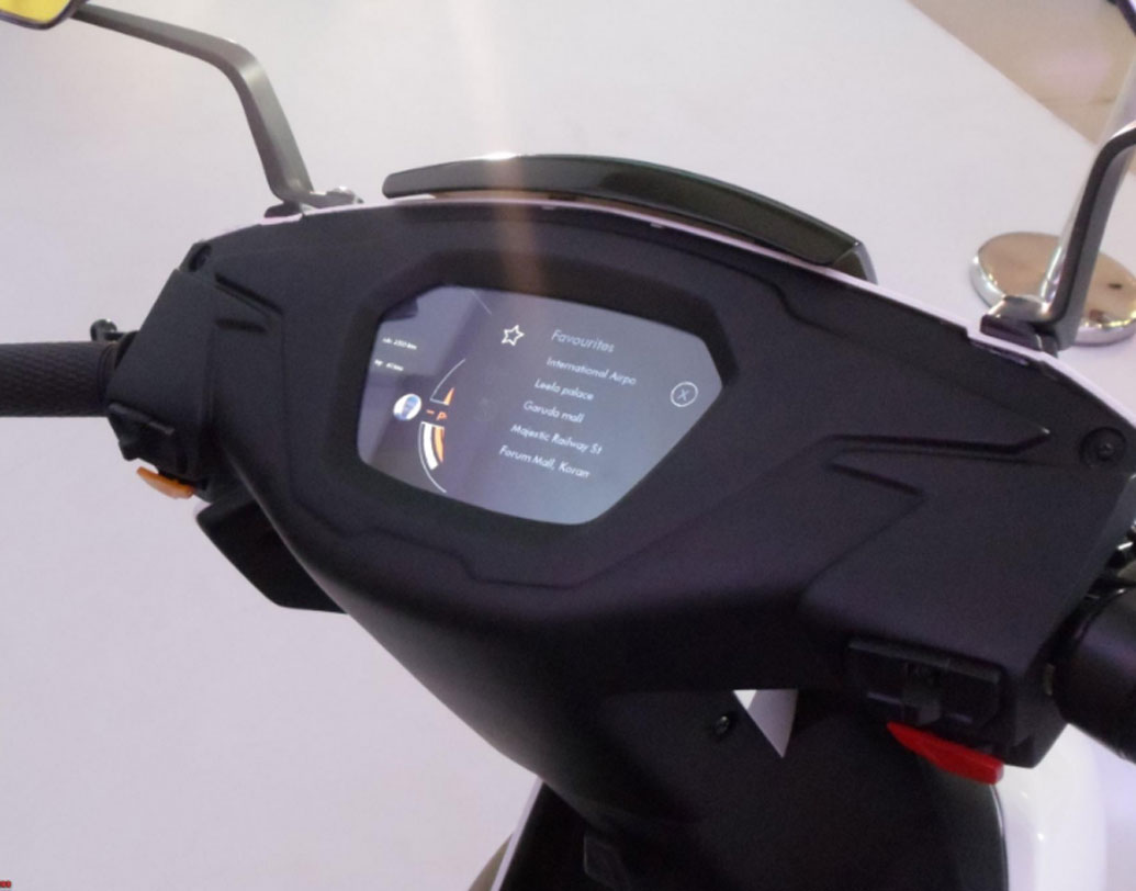 স্কুটারের ইনফোটেনমেন্ট সিস্টেমে ড্রাইভিং লাইসেন্স, রেজিস্ট্রেশন সার্টিফিকেটের মতো গুরুত্বপূর্ণ নথি আপলোড করা যাবে।