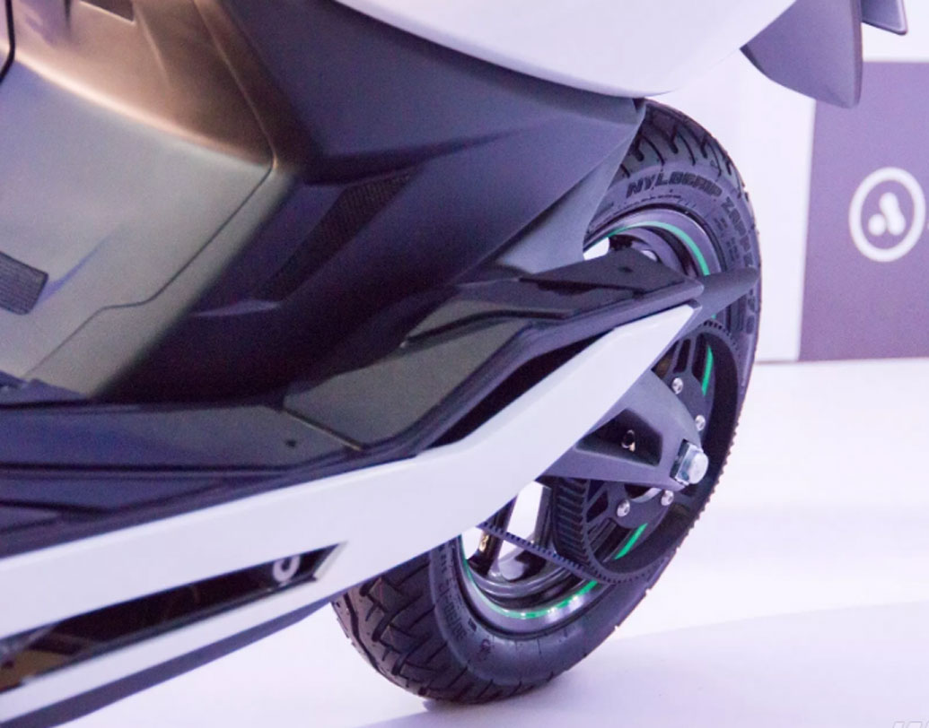 এ ছাড়াও এই স্কুটারে রয়েছে পার্কিং অ্যাসিস্ট সিস্টেম, ওয়াটার প্রুফ চার্জার, মাল্টিপল রাইডিং মোড এবং রিভার্স গিয়ারের-এর মতো আকর্ষণীয় ফিচার।