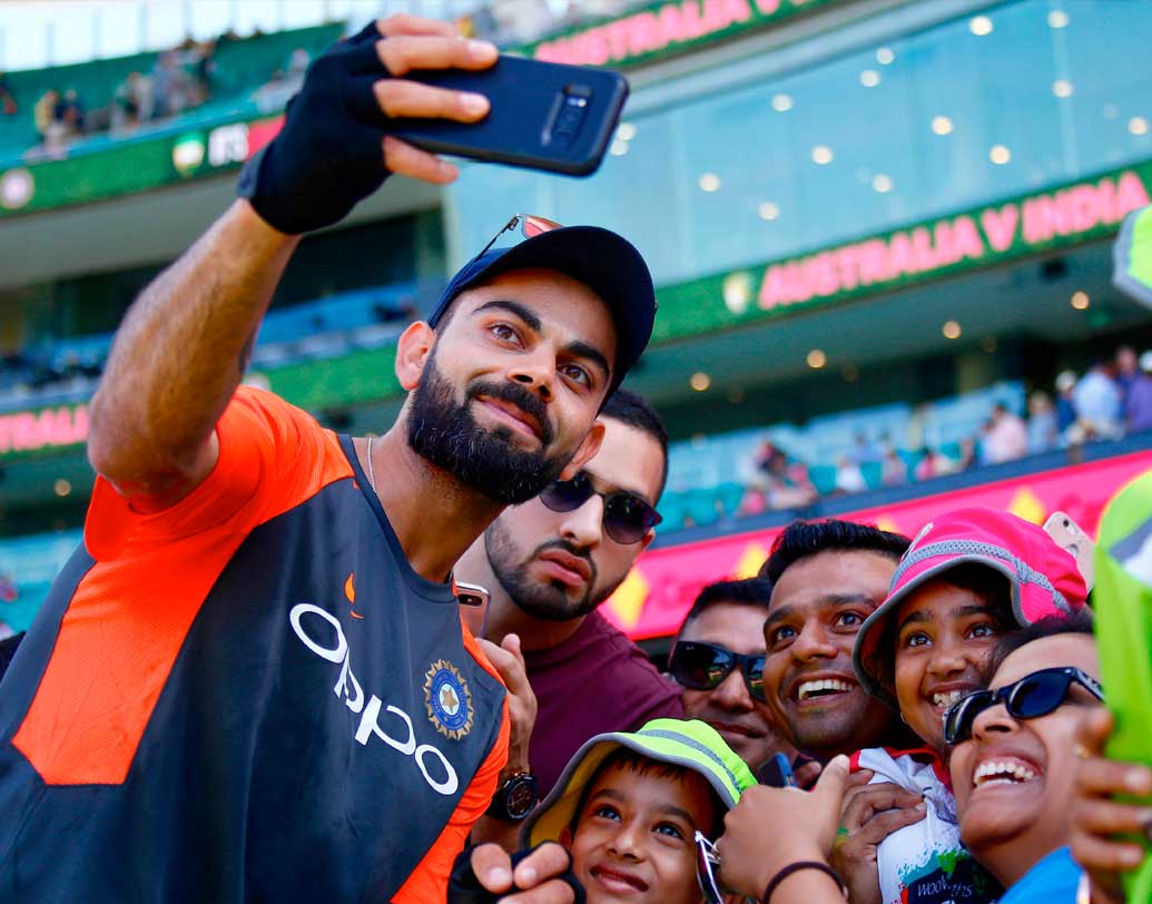 সকাল থেকেই উৎসবের চেহারা নিয়েছিল এসসিজি। গ্যালারিতে ভারতীয় দলের জন্য ছিল প্রচুর সমর্থন। অধিনায়ক বিরাট কোহালিকে দেখা গেল তাঁদের সঙ্গে সেলফি তুলতেও।