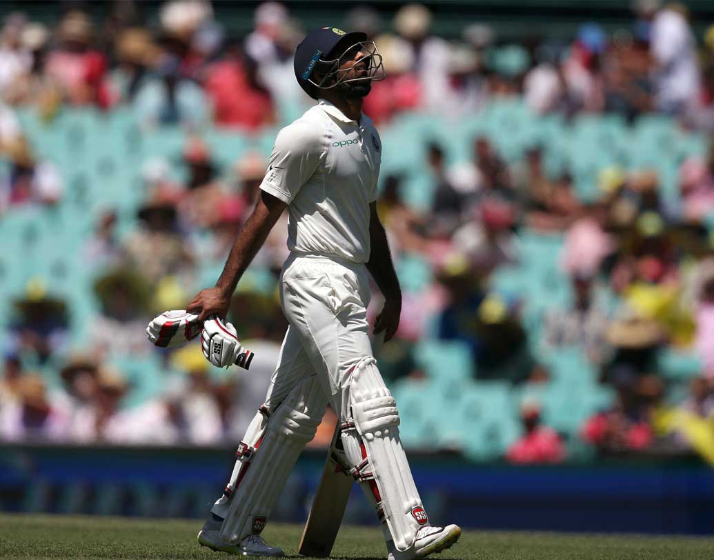 এদিন শুরুতেই ফেরেন হনুমা বিহারী। নেথান লায়নের বলে ৪২ রানে আউট হন তিনি। তবে তাঁর আউট নিয়ে বিতর্ক রয়েছে। পূজারার সঙ্গে পঞ্চম উইকেটে ১০১ রান যোগ করেন হনুমা।