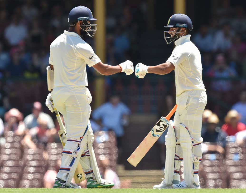 হনুমার পরে ব্যাট করতে নামেন ঋষভ। ষষ্ঠ উইকেটে পূজারা-ঋষভ যোগ করেন ৮৯ রান। যা ভারতকে চারশোর ওপারে নিয়ে যায়। এবং অস্ট্রেলিয়াকে হতাশ করে চলে।