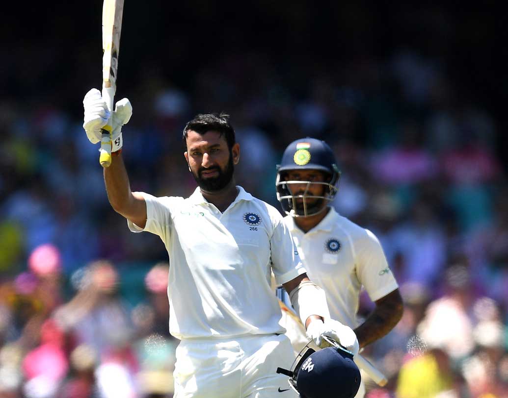 পূজারার দেড়শো আসে ২৮২ বলে। অনায়াসে ব্যাট করছিলেন তিনি। ধীরে ধীরে ডাবল সেঞ্চুরির দিকে এগোচ্ছিলেন তিনি। একের পর এক শটে মাতাচ্ছিলেন সিডনি।