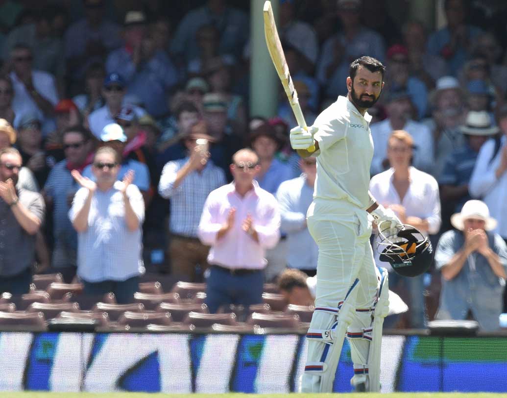 কিন্তু ১৯৩ রানে থেমে গেলেন তিনি। নেথান লায়নকে দিলেন ফিরতি ক্যাচ। ফেরার সময় সিডনির গ্যালারি অভিনন্দনে ভরিয়ে দিল তাঁকে। ৩৭৩ বলের ইনিংসে পূজারা মারেন ২২ বাউন্ডারি।