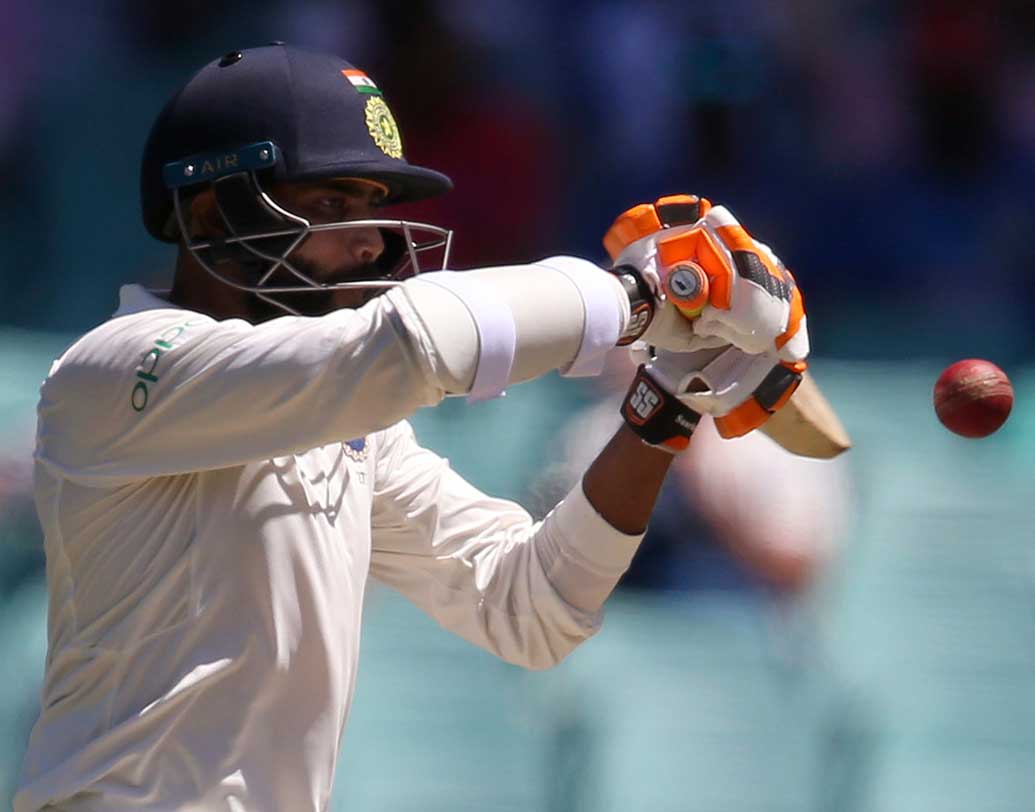 সেঞ্চুরির সম্ভাবনা জাগিয়ে তুলেছিলেন রবীন্দ্র জাডেজাও। কিন্তু মারতে গিয়ে নেথান লিয়নের বলে বোল্ড হলেন তিনি। ১১৪ বলে জাডেজার ৮১ রানের ইনিংসে ছিল সাত বাউন্ডারি ও একটি ওভার বাউন্ডারি।