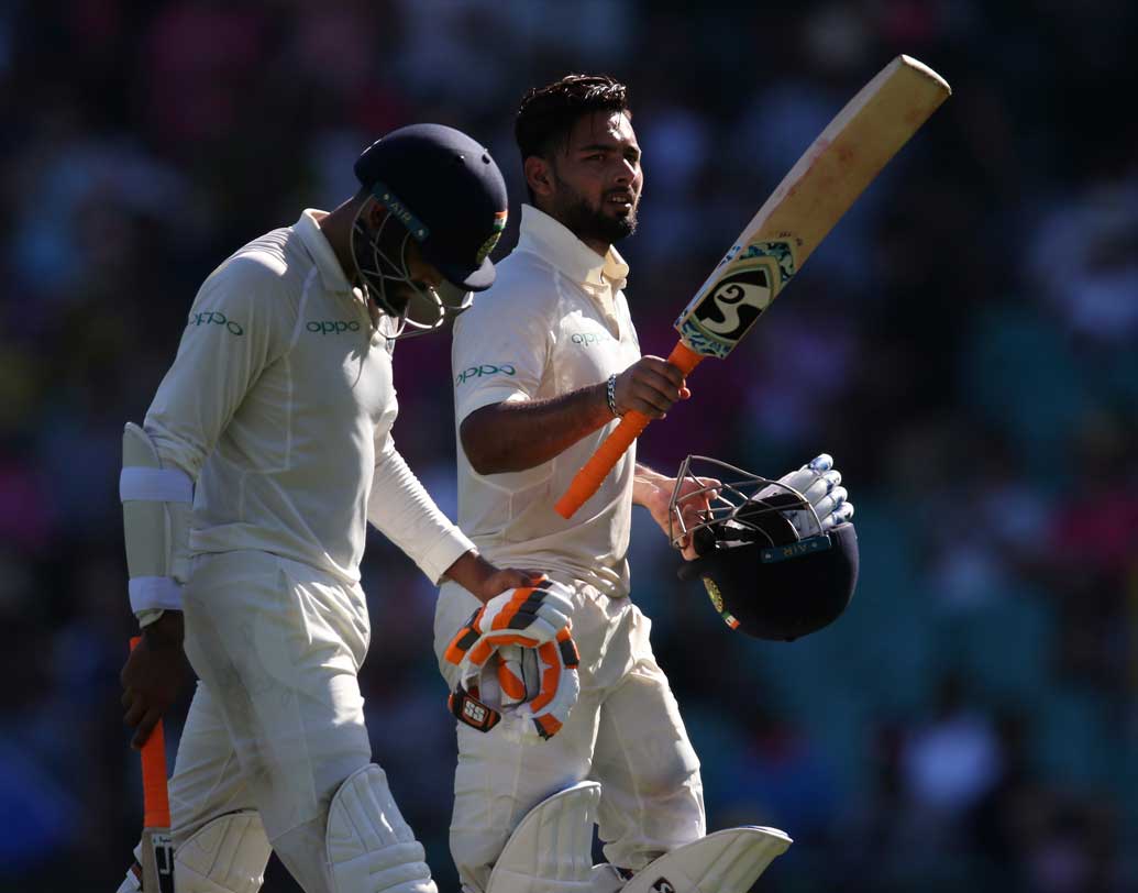 সাত উইকেটে ৬২২ তুলে ইনিংসের সমাপ্তি ঘোষণা করল ভারত। জাডেজা বোল্ড হতেই ডিক্লেয়ার করেন বিরাট কোহালি। ততক্ষণে ভারত ম্যাচের দখল নিয়ে ফেলেছে।