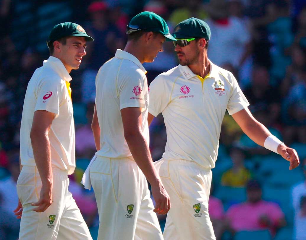 অজি বোলারদের মধ্যে সফলতম লায়ন (৪-১৭৮)। তবে চরম হতাশ দেখাল স্টার্ক-কামিন্স-হেজলেউডদের। তিন পেসার মিলে ৮৯ ওভার হাত ঘুরিয়ে নিলেন মাত্র তিন উইকেট।