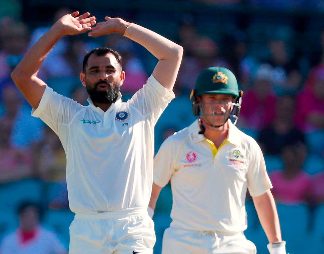 অস্ট্রেলিয়ার ইনিংসের তৃতীয় ওভারেই বেঁচে গিয়েছেন উসমান খাওয়াজা। মহম্মদ শামির বলে তাঁর সহজ ক্যাচ ফেলেন ঋষভ পন্থ। যতই রান করুন, উইকেটকিপার হিসেবে ঋষভকে অনেক উন্নতি করতে হবে বলেই মনে করছে ক্রিকেটমহল।