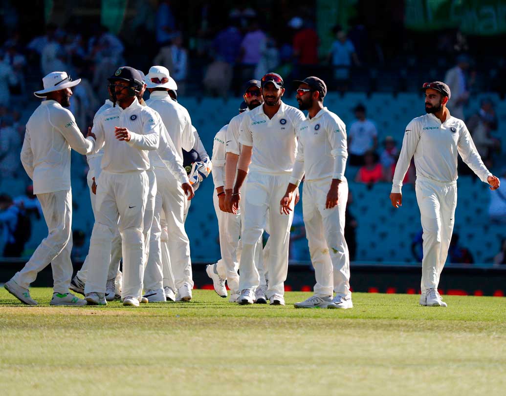 সিডনিতে শুক্রবার খেলার শেষে ১০ ওভারে অস্ট্রেলিয়ার প্রথম ইনিংসের সংগ্রহ ২৪। অপরাজিত আছেন দুই ওপেনার মার্কাস হ্যারিস (১৯) ও উসমান খাওয়াজা (৫)। ভারতের লিড এখনও ৫৯৮ রানের।