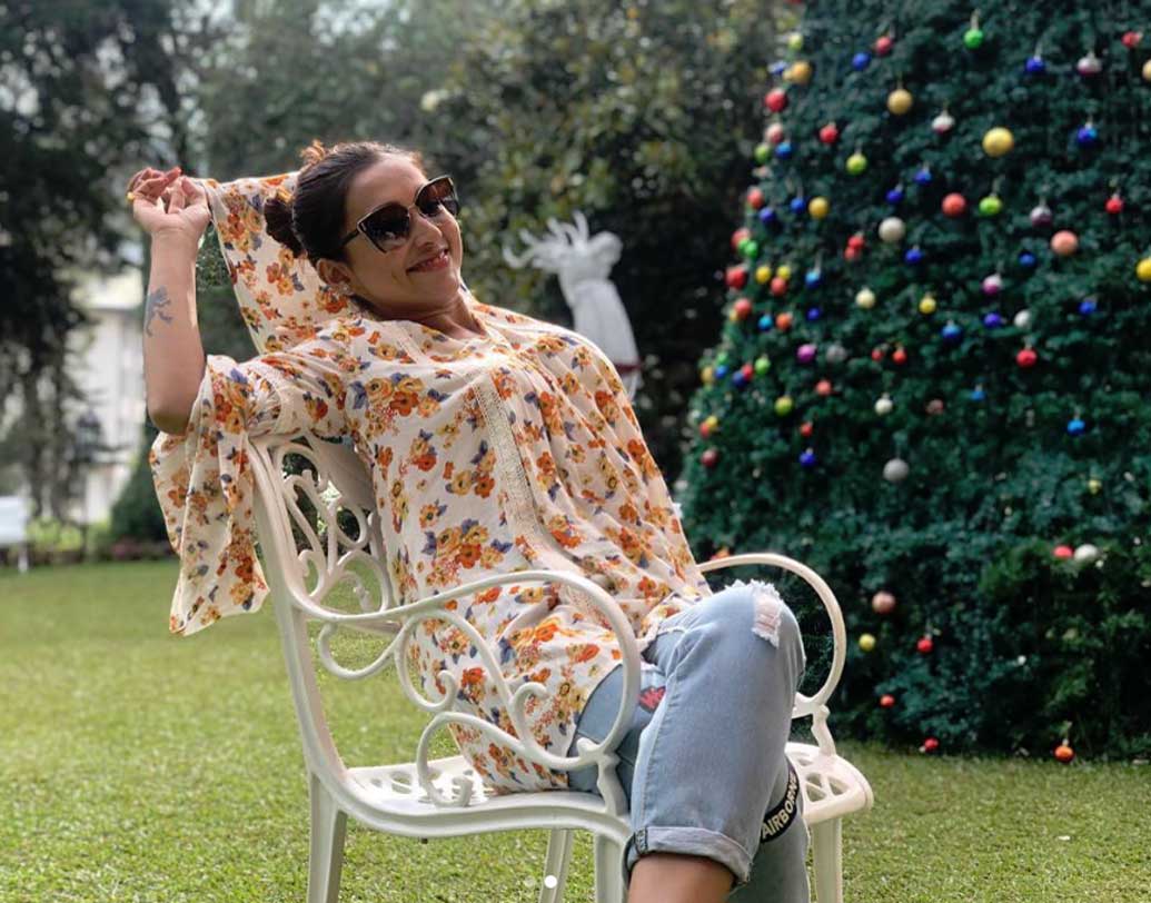 মিমি একটি রিসর্টে ছিলেন, সেখানে একান্তে সময় কাটানোর ছবিও পোস্ট করেছেন। বড়দিনের সময় সেই রিসর্ট যে সেজে উঠেছিল বোঝাই যাচ্ছে। কিন্তু কোথায় গিয়েছিলেন তিনি?