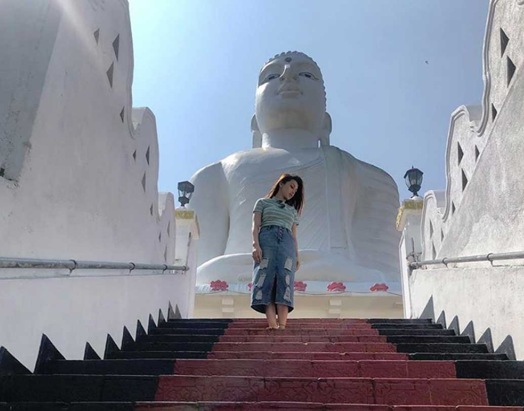 মিমিকে দেখা গিয়েছে একটি বৌদ্ধ মঠের সামনে। সেই ছবি দেখে অনেকেই বলছেন শ্রীলঙ্কায় বেড়াতে গিয়েছেন অভিনেত্রী।