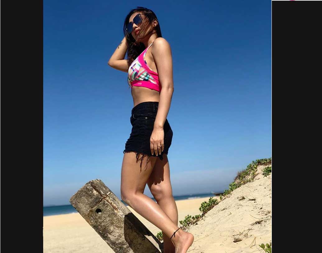 মিমি হটপ্যান্ট ও গোলাপি-সাদা শর্ট ক্রপ টপে সমুদ্রতটের পাশেই অপর একটি ছবি পোস্ট করেন। লেখেন, ‘আমাকে আবার খুঁজে নাও।’