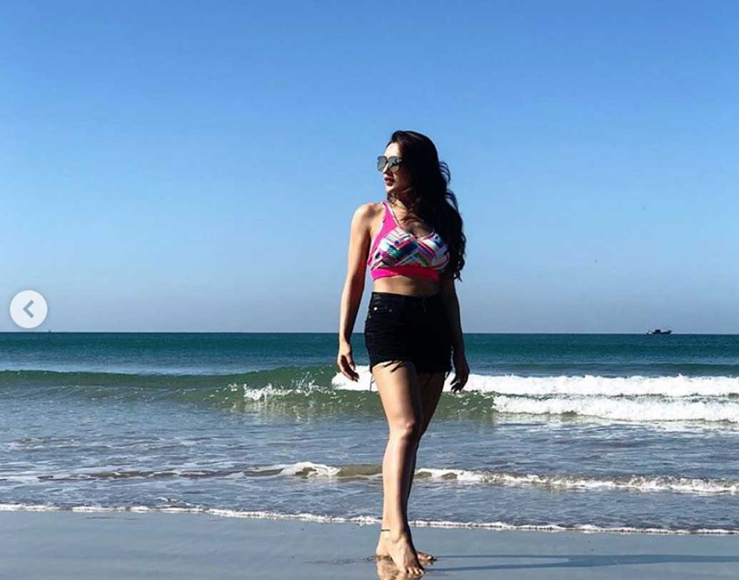 সমুদ্রের ঢেউয়ের পাশেই বালিতে হেঁটে বেড়াচ্ছেন অভিনেত্রী, এমন একটি ছবিও পোস্ট করেছেন। আর লিখেছেন ‘ভিটামিন’। ‘সান ট্যানড’ অভিনেত্রীর ছবিতে লাইক দিয়েছেন টলিউড পরিচালক বিরসা দাশগুপ্ত-সহ আরও অনেকেই।