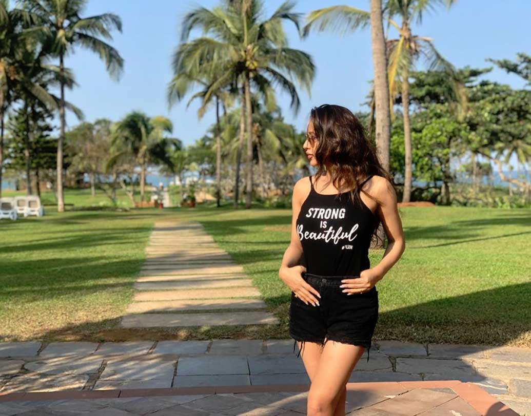 অপর একটি ছবিতে মিমি কালো হট প্যান্টের সঙ্গে বেছে নিয়েছেন কালো ক্রপ টপ। ছবির ক্যাপশন, ‘স্ট্রং ইজ বিউটিফুল’।
