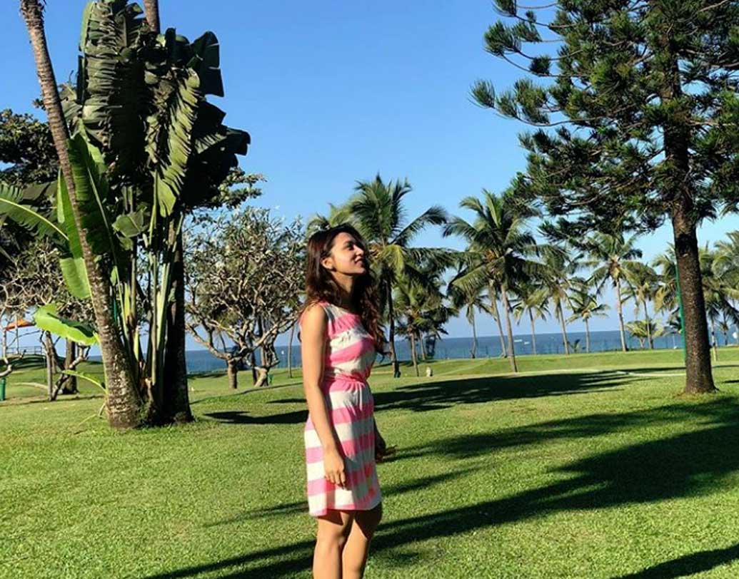 এর পর সারি সারি নারকেল গাছের মাঝে মিমি একটি ছবি পোস্ট করেছেন, একটি ফ্রক পরে ‘নো মেক আপ’ লুকসে অভিনেত্রী। আর এই ছবি দেখেই টলিউডের বেশ কয়েক জন জানিয়েছেন, গোয়া বেড়াতে গিয়েছেন অভিনেত্রী।