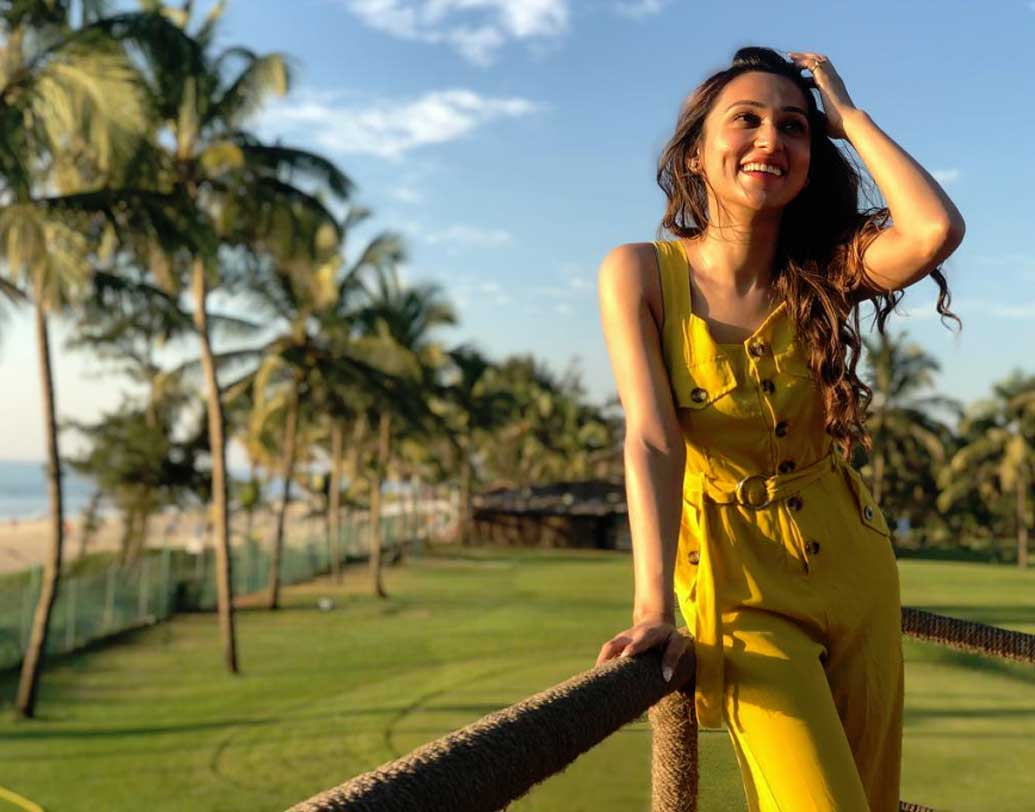 মিমির প্রিয় রং হলুদ, তাই বেড়াতে গিয়ে হলুদ পোশাক পরে একটাও ছবি তুলবেন না, তা কি হয়? লিখেছেন, সূর্যের আলো যেমন ফুলের প্রয়োজন, মানুষের কাছে তেমনটাই হল মুখের হাসি।