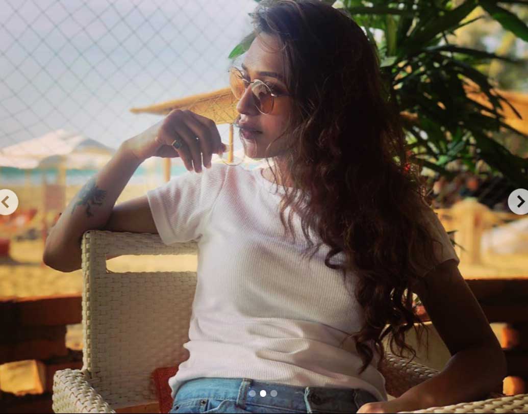 একান্তে স্নান সেরে এসে একটি ছবি পোস্ট করেছেন অভিনেত্রী। সেখানেই অপর এক জন বলেছেন, গোয়ার কেনিলওয়ার্থ স্পা রিসর্ট বা ফোর্ট আগুয়াডায় ছিলেন অভিনেত্রী। যদিও মিমি এ নিয়ে কিছু জানাননি এখনও।