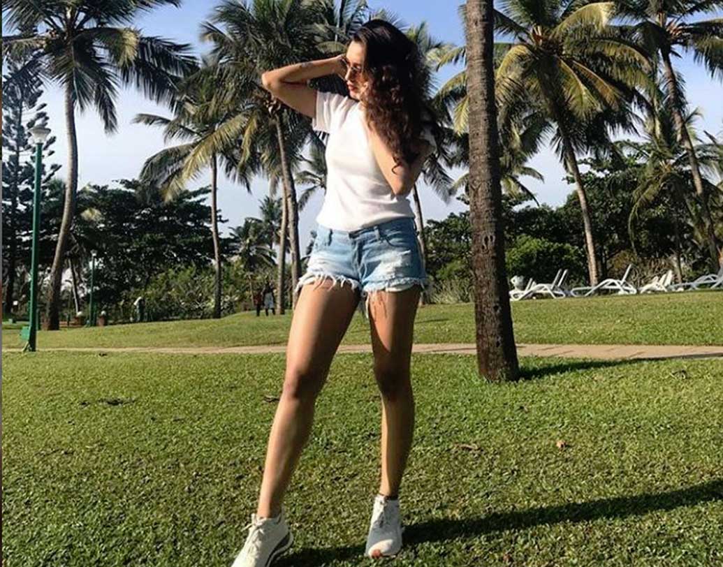 একটি ছবিতে অভিনেত্রীর কানে ফোন, আর নিজেই ক্যাপশনে লিখেছেন ‘হ্যালো’ ! এবার তবে বাড়ি ফেরার পালা।