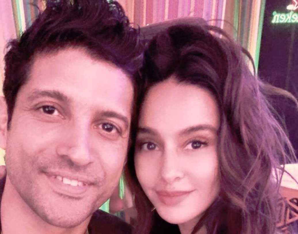 ফারহানের বহুদিন পর্যন্ত দ্বিতীয় সম্পর্কে যাওয়া নিয়ে একেবারেই চুপ করেছিলেন। তাঁর সঙ্গে এই সেলেব্রিটির সম্পর্ক নিয়ে গুঞ্জন তৈরি হয়। ইনি কে জানেন?