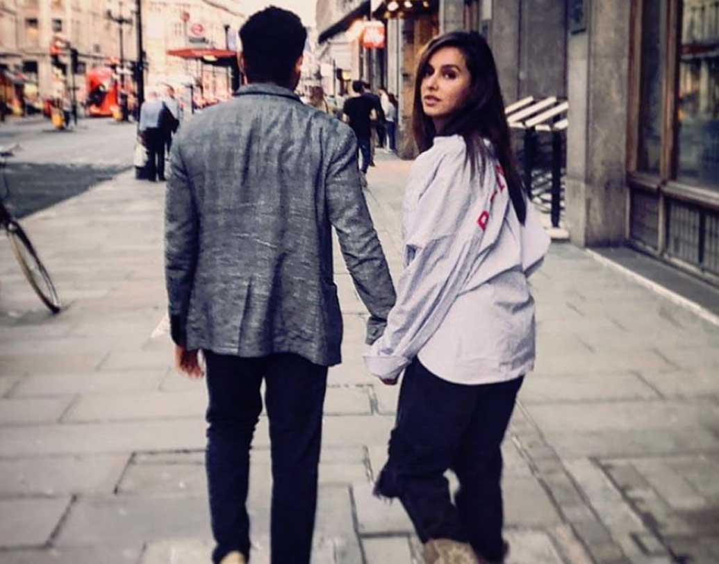 ইনি শিবানী ডাণ্ডেকর। অন্য দিকে, শিবানী ডাণ্ডেকরের প্রোফাইল থেকে রহস্যময় এই ছবিটি পোস্ট হওয়ার পর অনেকেই বলেছিলেন, শিবানীর পাশে এই ব্যক্তি ফারহান আখতার। তখন যদিও সম্পর্কের কথা কেউই জানতেন না।